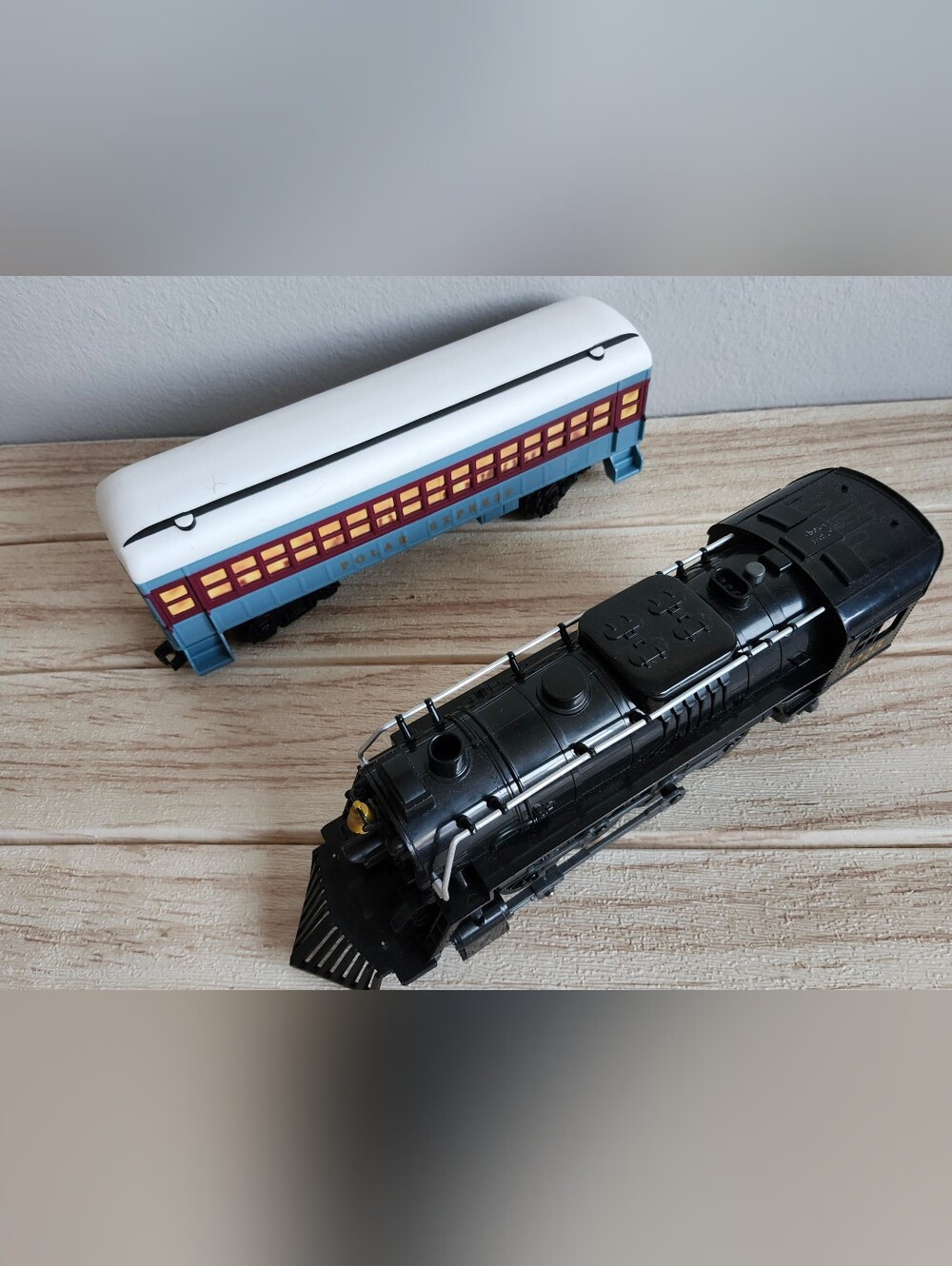 Lionel Polar Express G Gauge Replacement Train Engine & Passenger Car